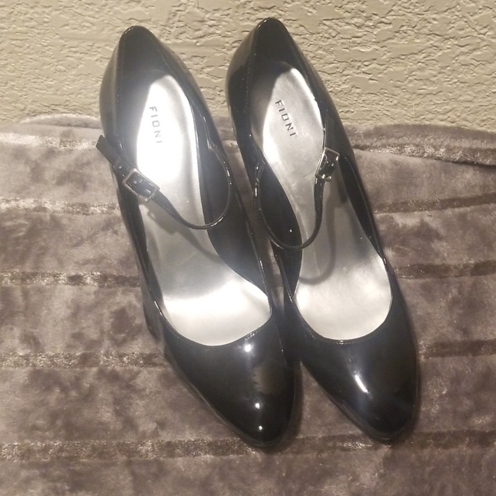 Fioni black patent leather shoes with strap